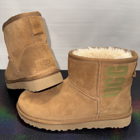 UGG Boots Women's Size 6 Chestnut Classic Mini Rubber Logo - Picture 10 of 10